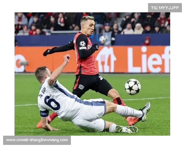 第52分钟，勒沃库森爱德蒙·费萨尔·塔普索巴头球破门锁定胜局